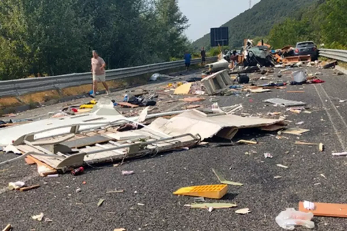 Tragedia sulla SS79: scontro tra bus e camper, sei vittime e 30 feriti - 