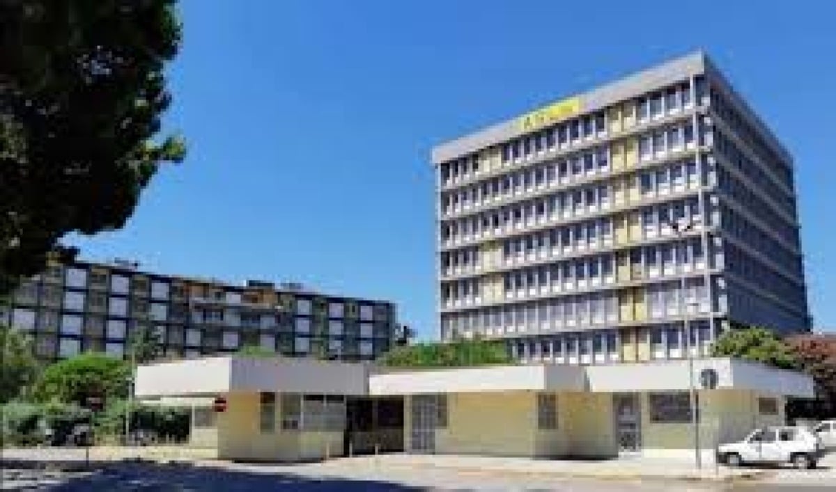 Ospedale di Battipaglia evacuato per rischio crolli: 70 pazienti trasferiti nella notte - 