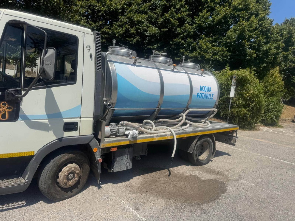 Emergenza acqua a Sant’Agata de' Goti: limpida ma non potabile, restano le autobotti - 