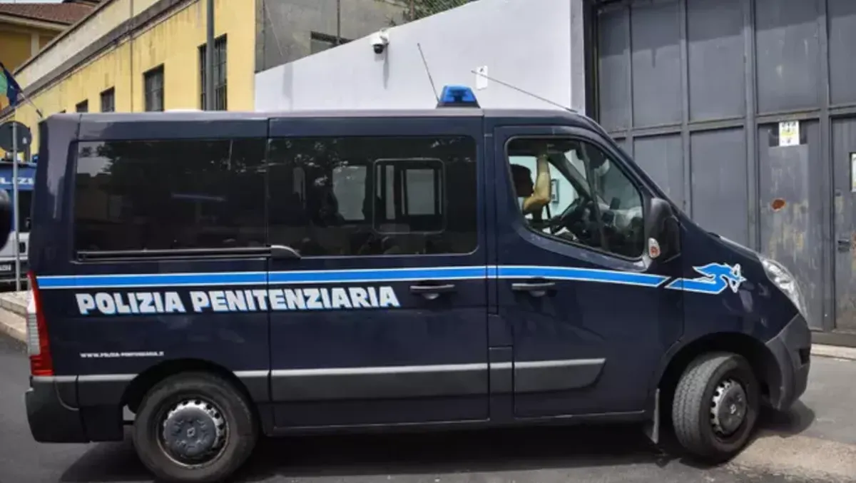 Poggioreale, maxisequestro di cellulari: lo Stato c'è, ma mancano 200 agenti - 