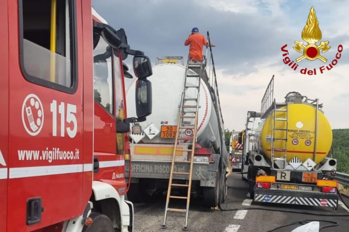 Mirabella Eclano, cisterna staccata sull'A16: intervento dei Vigili del Fuoco - 