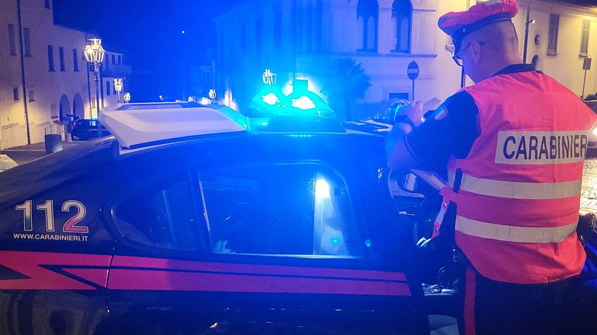 Sfonda la porta dell'ex per aggredire il rivale: bloccato grazie al pulsante antistalker - 