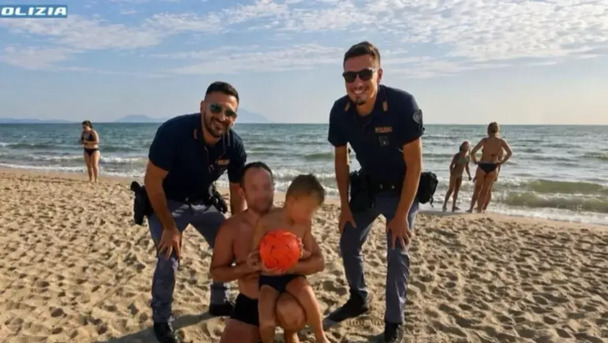 Ritrovato a tre chilometri dal lido: il lieto fine del bimbo scomparso a Castel Volturno - 