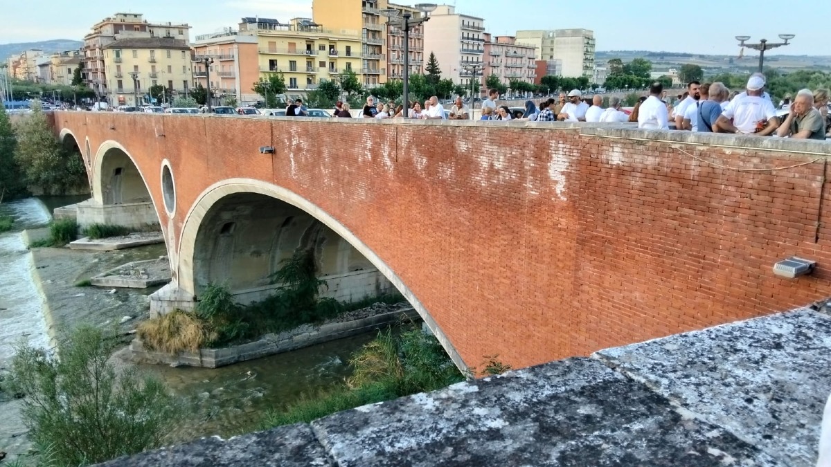 Fiume Calore, a Benevento la protesta dei cittadini in maglietta bianca - 