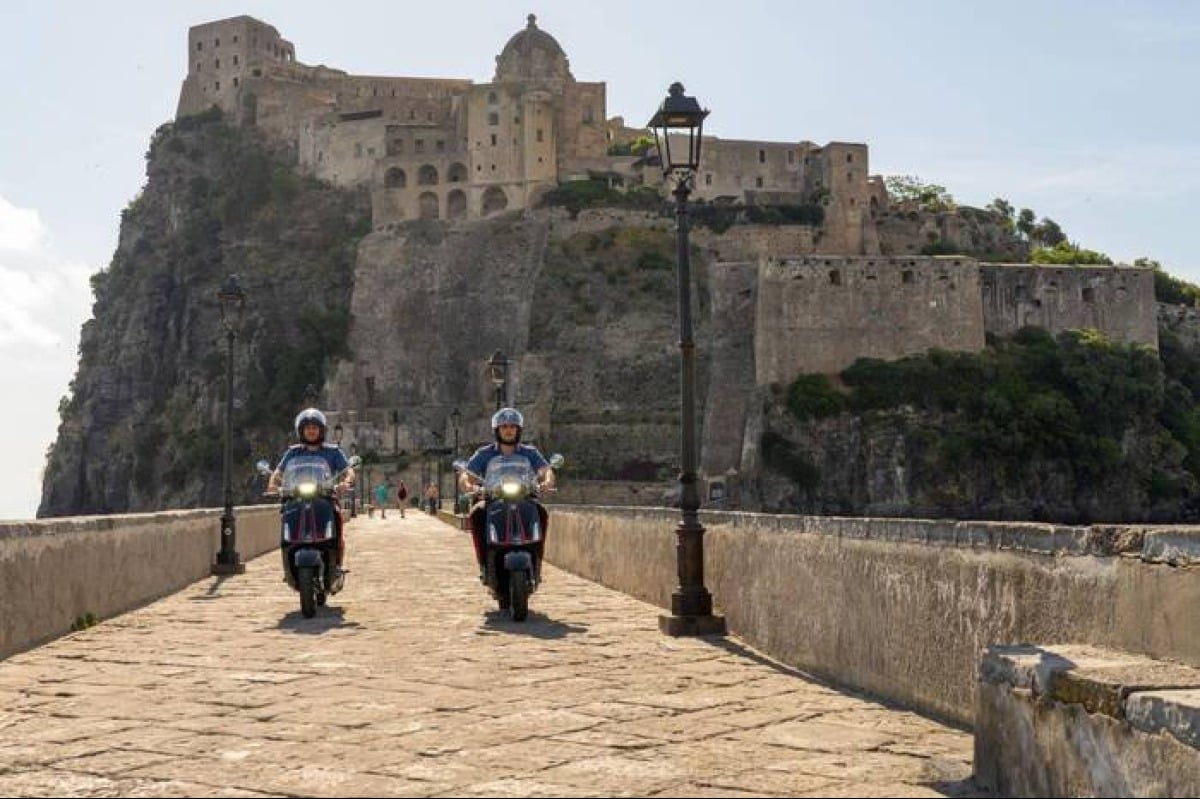 Spaccio sotto l'ombrellone a Ischia: 36enne sorpreso sulla spiaggia di San Pietro - 