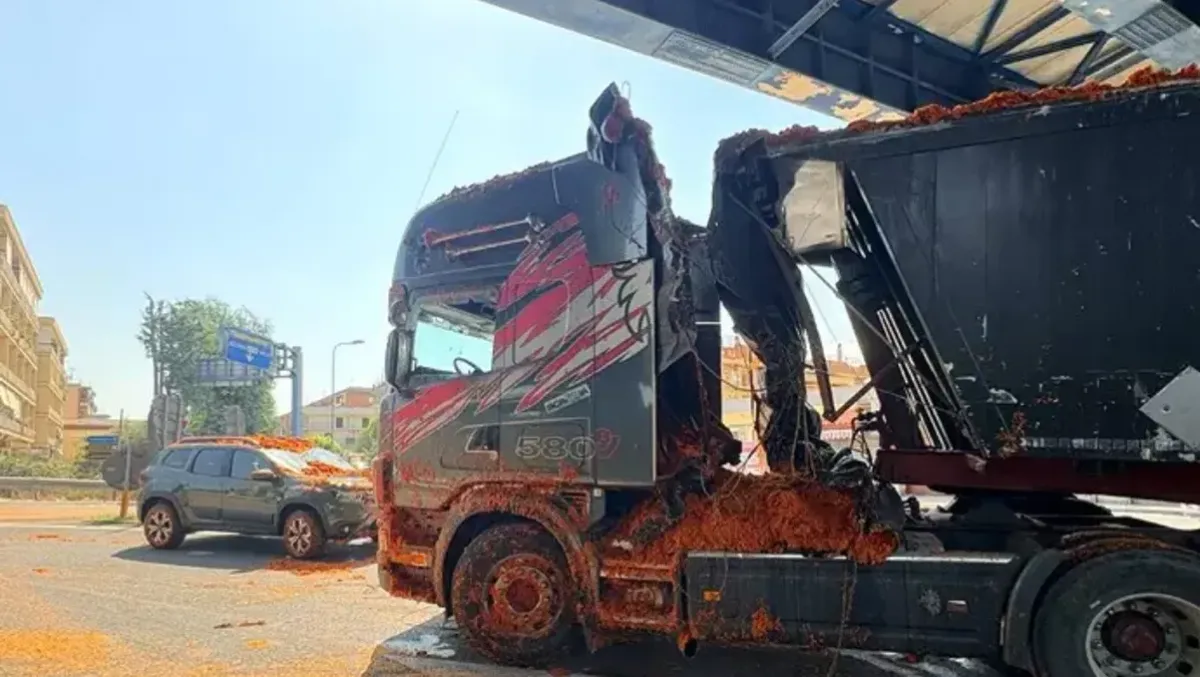 Tir contromano perde il carico: pioggia di pomodori su un’auto in A16 - 