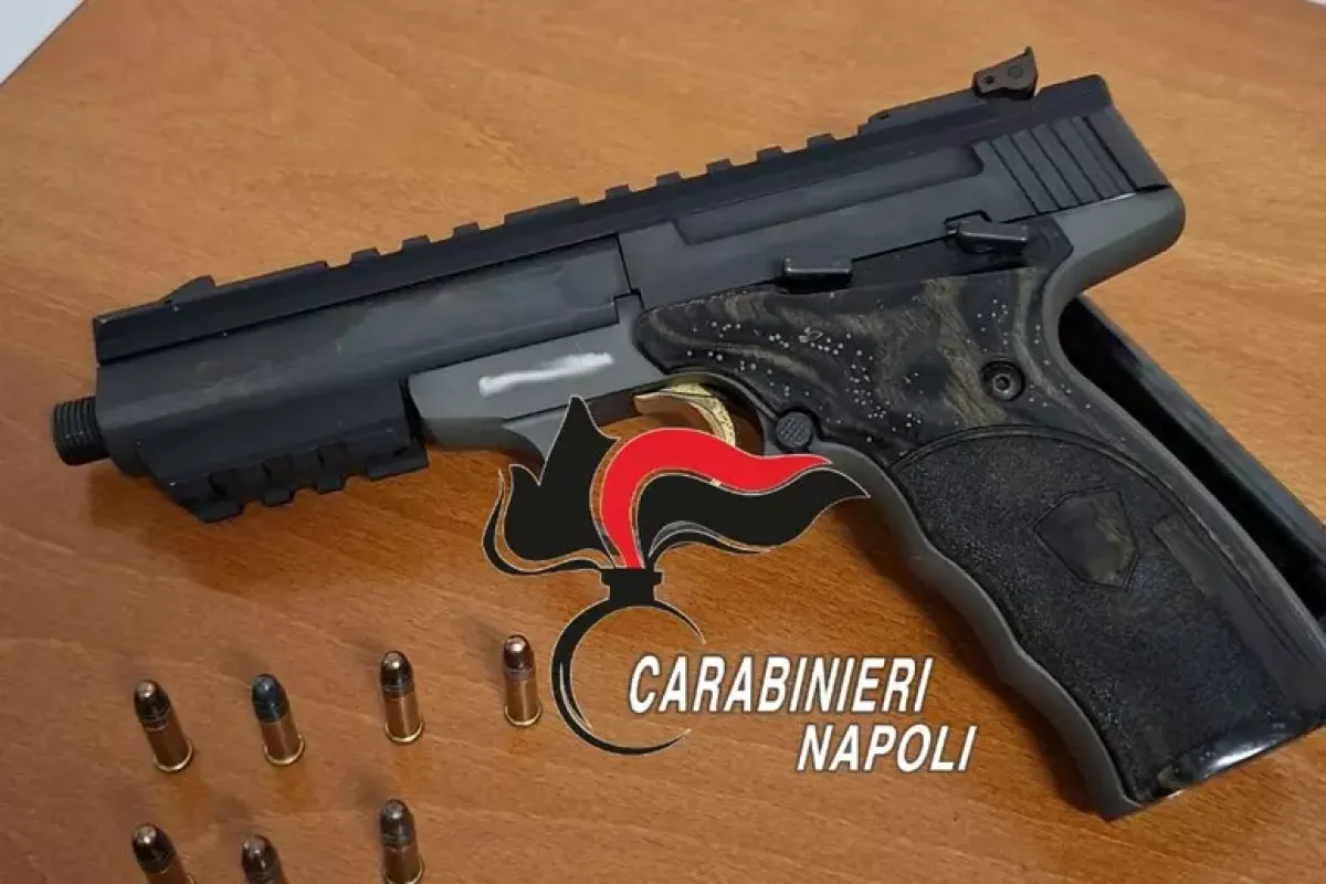 Fermato al posto di blocco con la droga: in casa nascondeva una pistola con matricola abrasa - 