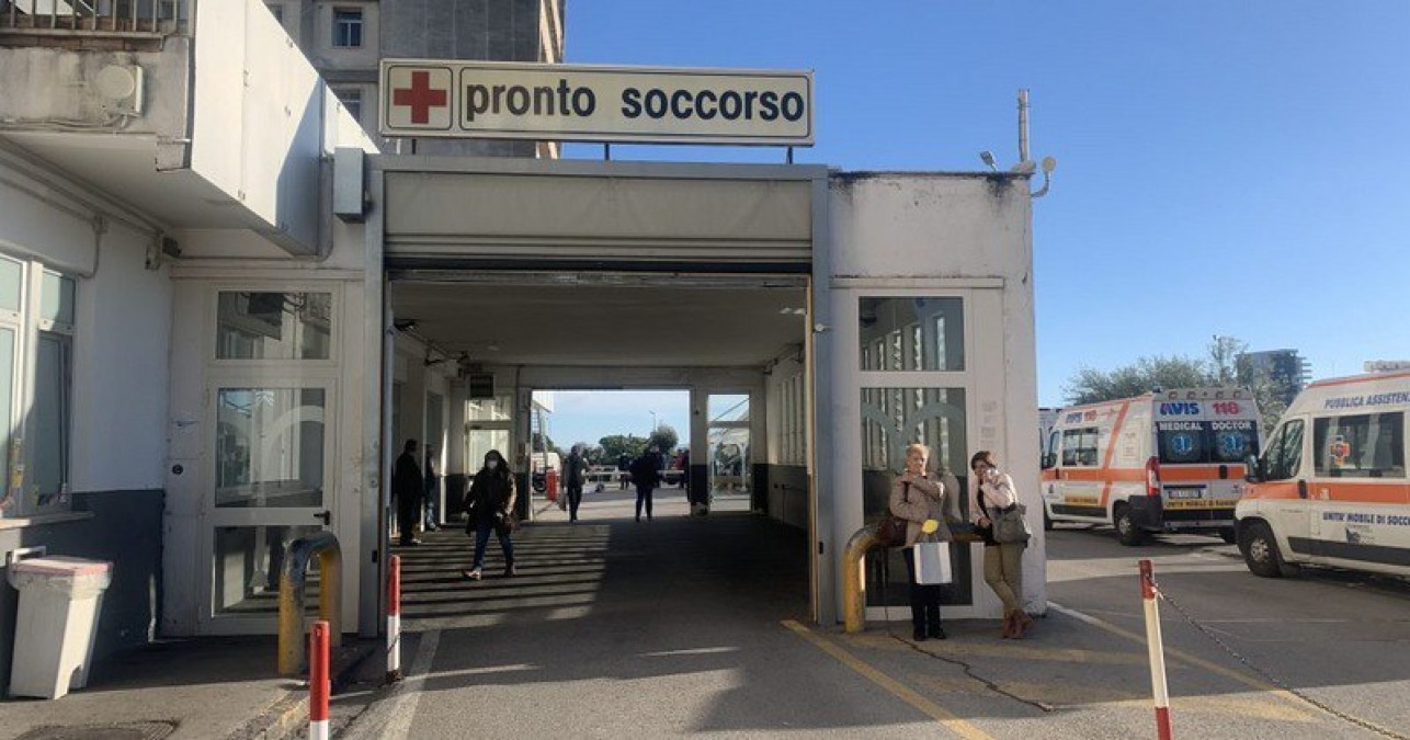 Farwest al Ruggi di Salerno: follia al Pronto Soccorso, volontari scagliati a terra - 