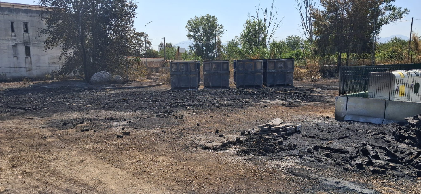 San Giuseppe Vesuviano, rogo al centro rifiuti: Arpac avvia il monitoraggio dell’aria - 