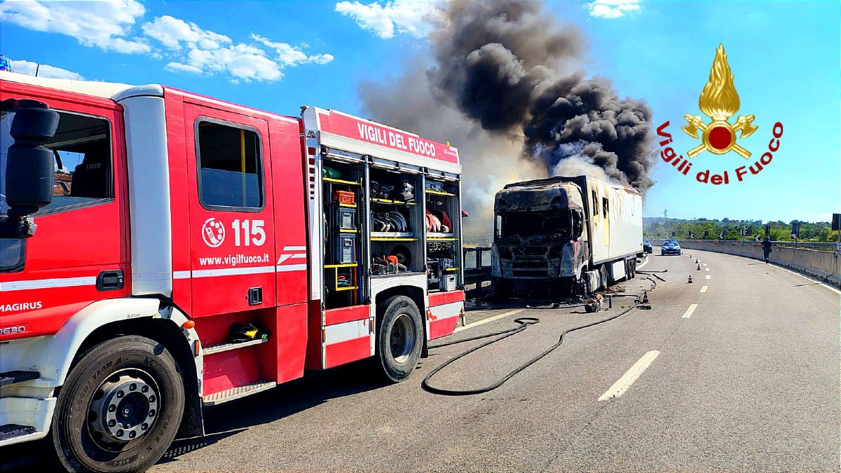 Paura sulla A16: autoarticolato in fiamme vicino a Grottaminarda - 