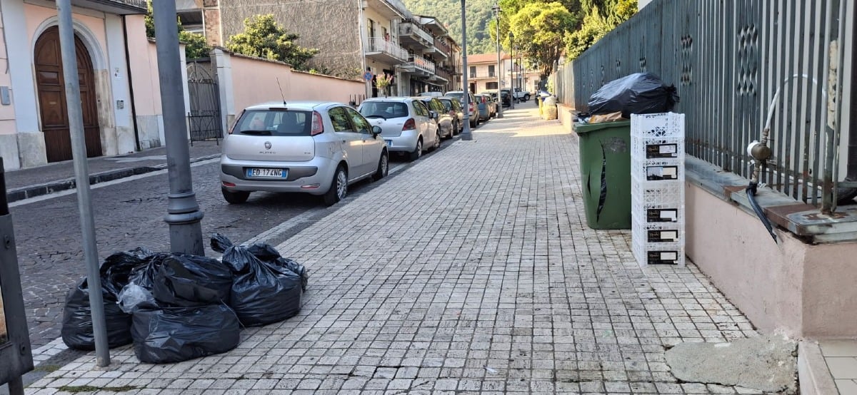 Cervinara, il degrado di via Sen.Clemente è una sfida aperta ai cittadini civili e alle istituzioni - 