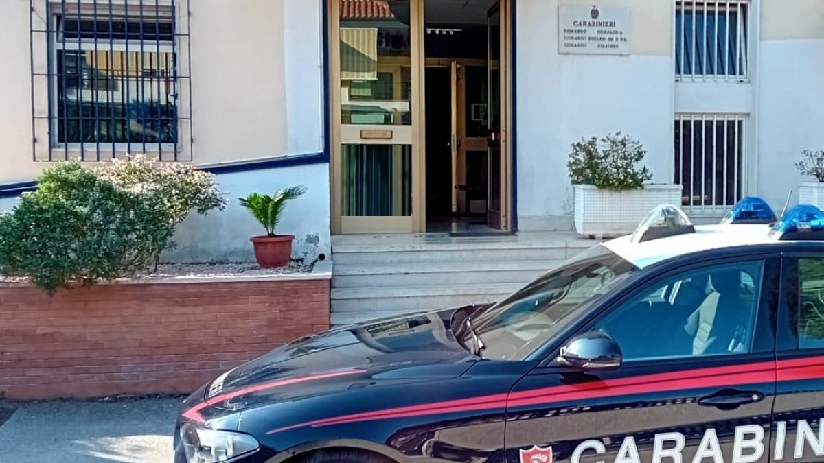 In moto col coltello da macellaio e le dosi di droga: 22enne arrestato sulla SS7 bis - 