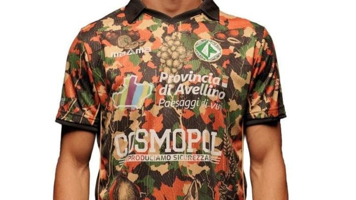 Avellino, la terza maglia divisa tra caciocavallo e uva: è polemica tra tifosi. - 