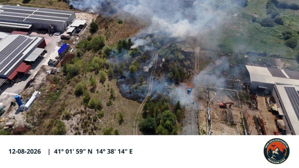 Incendio nella zona industriale tra San Martino e Cervinara: domate le fiamme - 