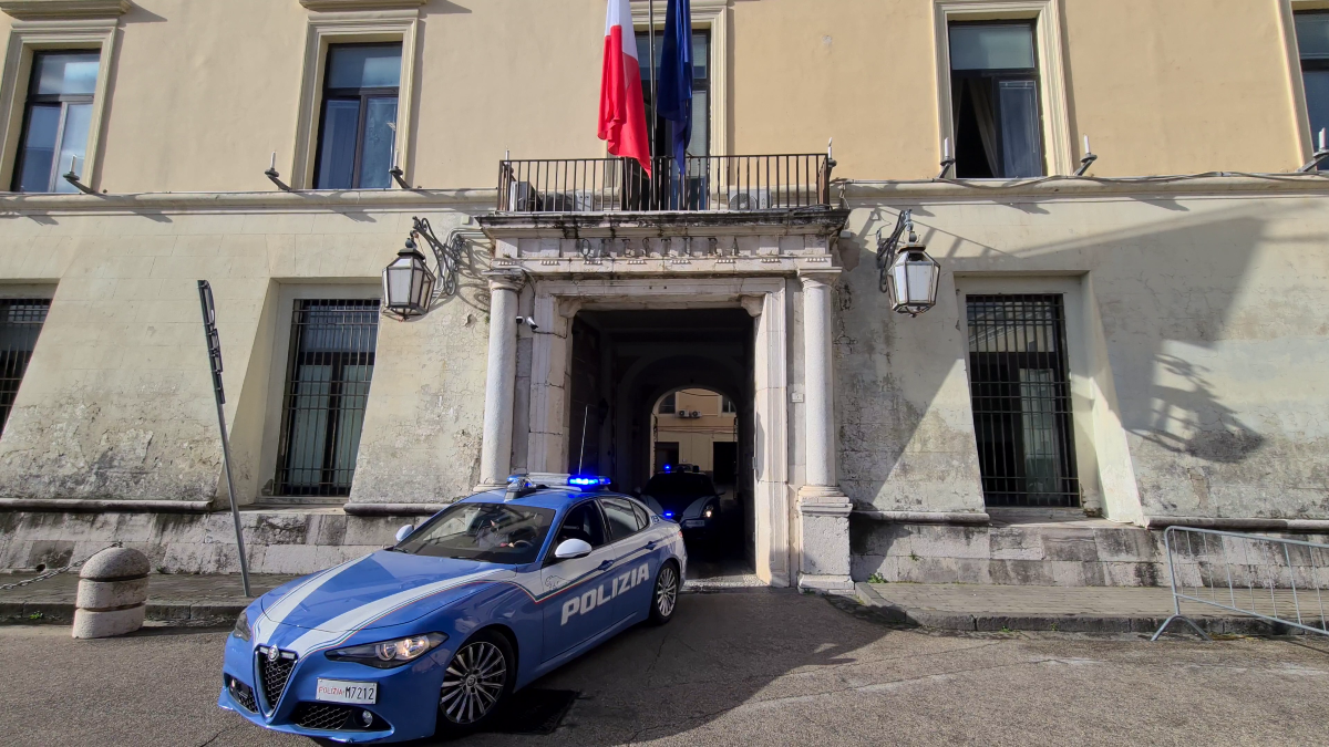 Caserta, sfregiato a 15 anni per gelosia: due minori finiscono in comunità - 