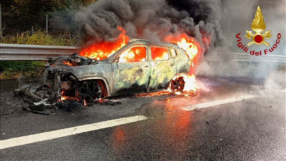 Paura in A16: auto va a fuoco vicino a Baiano, immediato l'intervento dei soccorsi - 