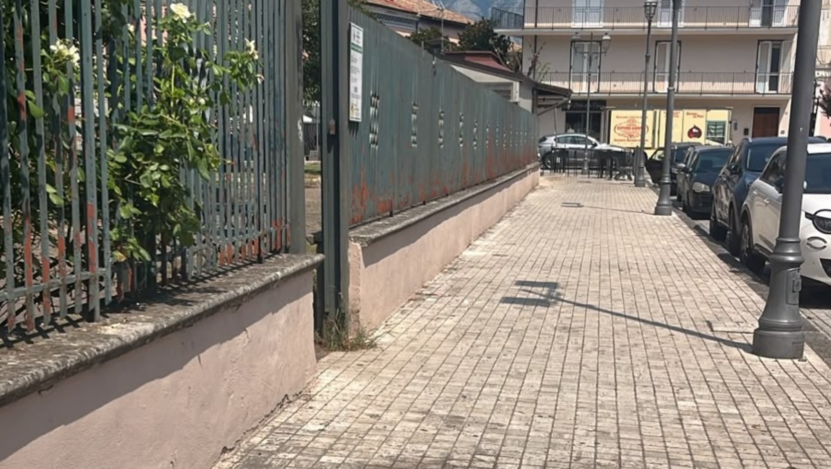 Cervinara. Villa Comunale, marciapiedi finalmente liberati da rifiuti e scarrabili - 