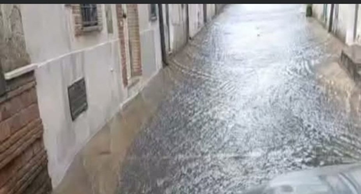Cervinara. La protesta dei residenti di Via S.Paolino, dopo gli allagamenti di oggi  - 