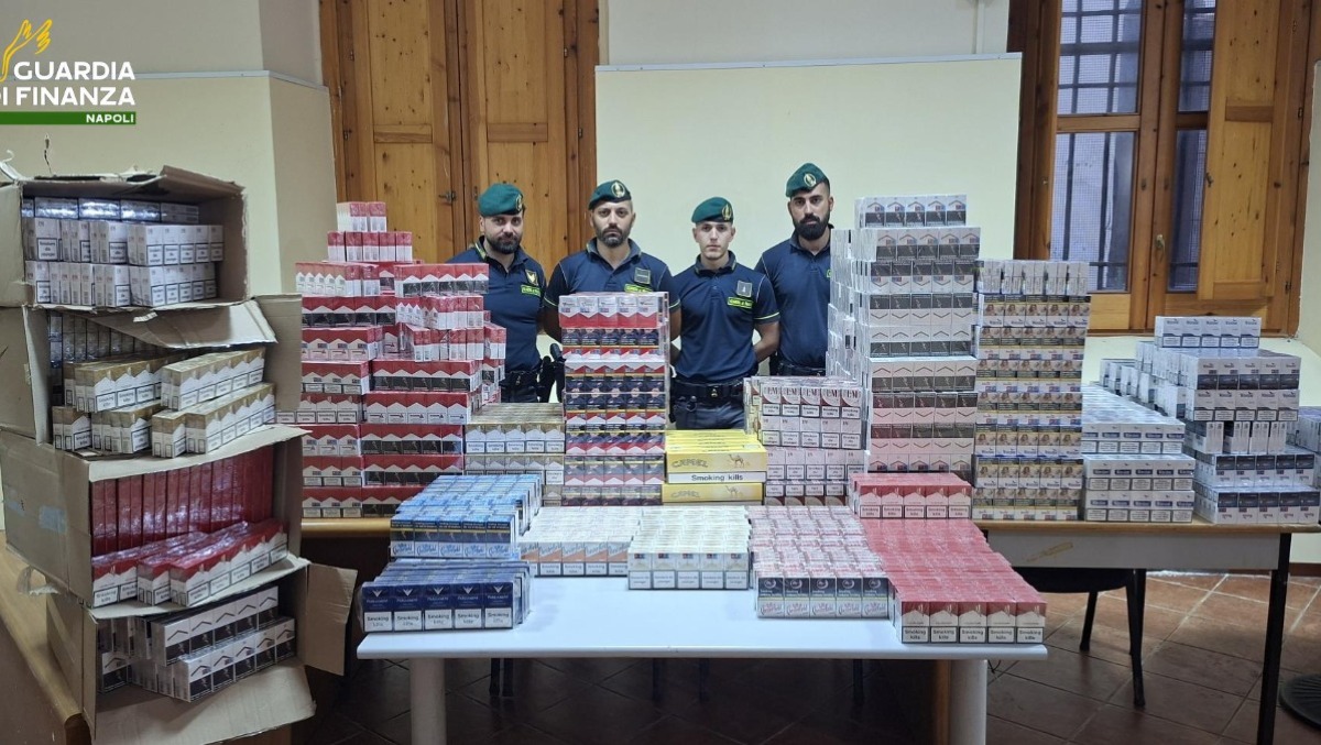 Torre Annunziata, blitz dei Baschi Verdi: sequestrati oltre 220 kg di sigarette illegali - 