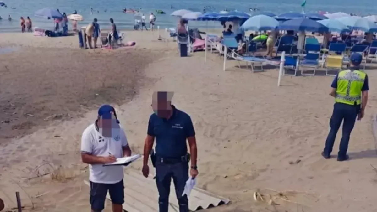 Mondragone, amianto e veleni a due passi dal mare: sequestrata discarica abusiva - 