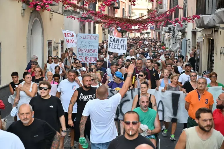 Pozzuoli dopo il sisma: 255 ordinanze e oltre 2.800 sfollati, la risposta dei soccorsi - 