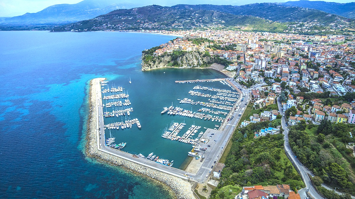 Sigilli al cantiere nel porto di Agropoli: sbancata la falesia per la piscina fuorilegge - 