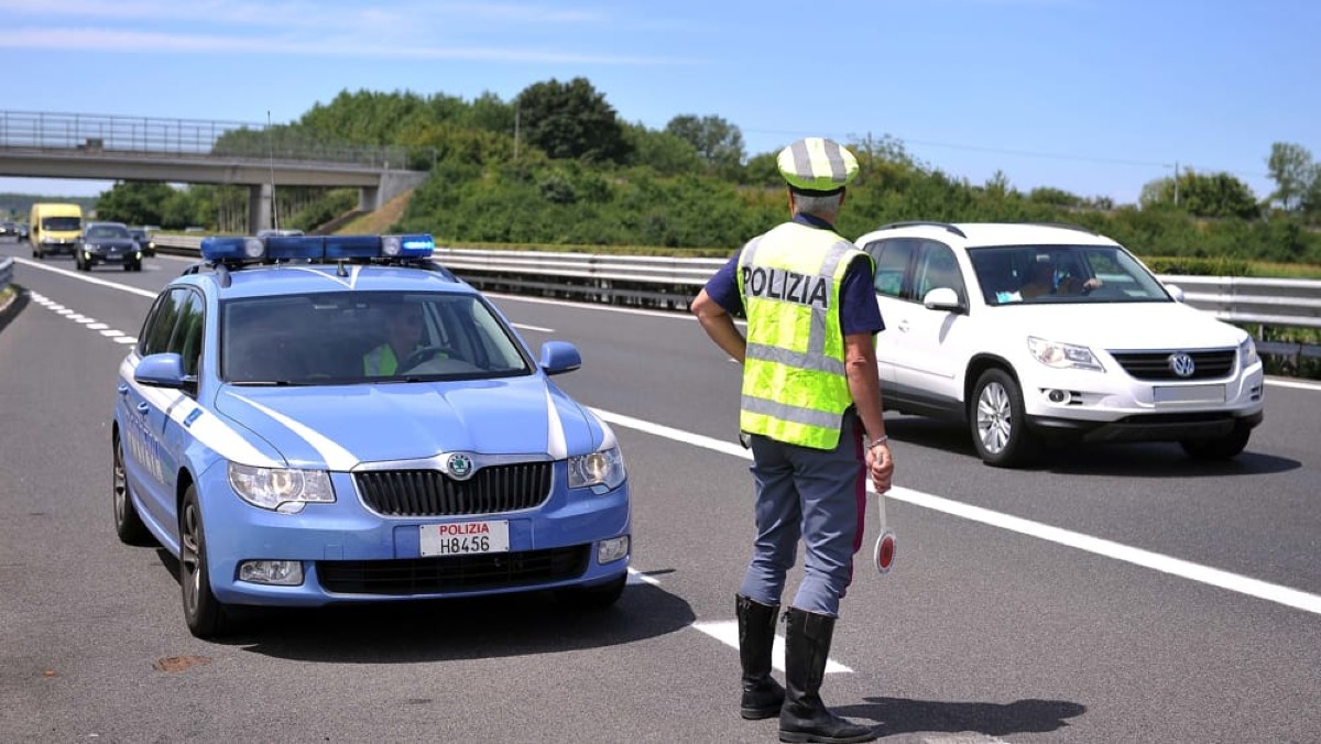 Dramma sventato a Ferragosto: la Polizia salva una donna sul cavalcavia dell'A3 - 