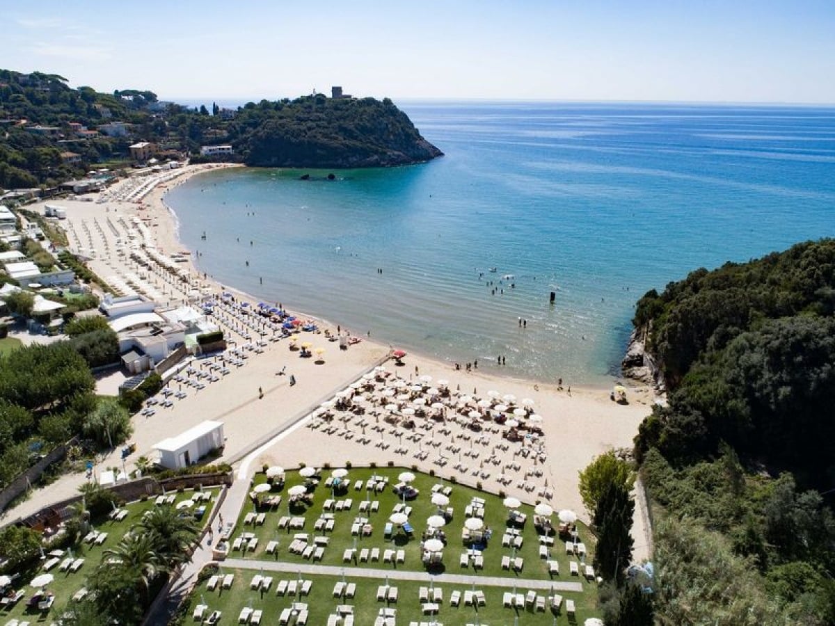 Formia, malore in mare: due poliziotti fuori servizio salvano una giovane casertana - 