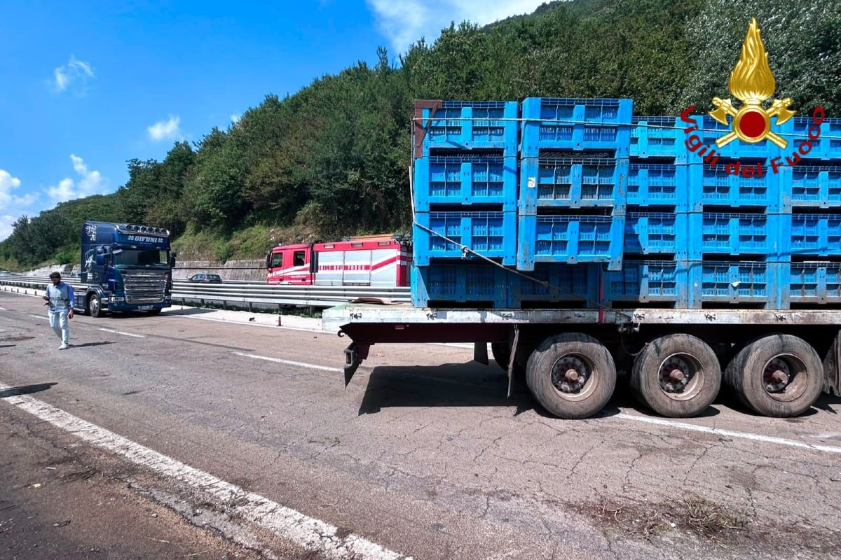 A16, tir sbanda e finisce contro il guardrail ad Avellino Ovest: ferito l'autista - 