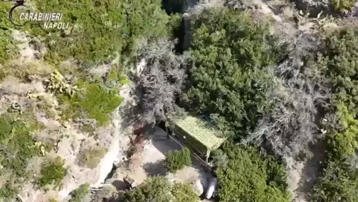 Ischia, blitz a Capo Grosso: il resort abusivo nascosto sotto la rete mimetica - 