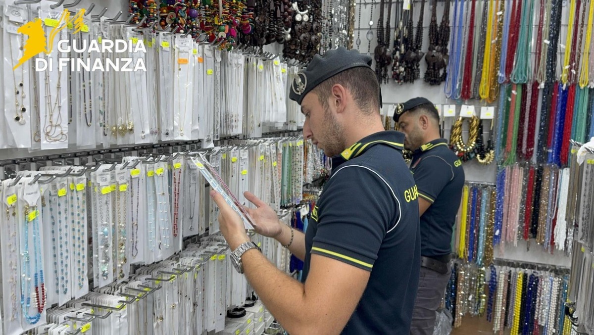 Napoli, la Guardia di Finanza sequestra 3,4 milioni di prodotti a rischio - 