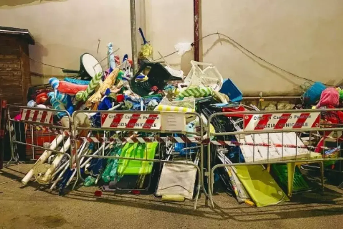 Blitz anti-furbetti a Capaccio: sequestrati centinaia di ombrelloni e lettini - 