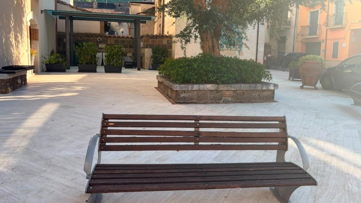 Cervinara merita rispetto: pulita Piazzetta Carlo Bianco dopo i vandalismi - 
