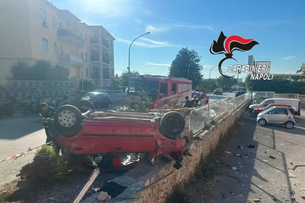 Un’auto condotta da un 17enne finisce contro la cabina elettrica e si ribalta travolgendo i veicoli in sosta.  - 