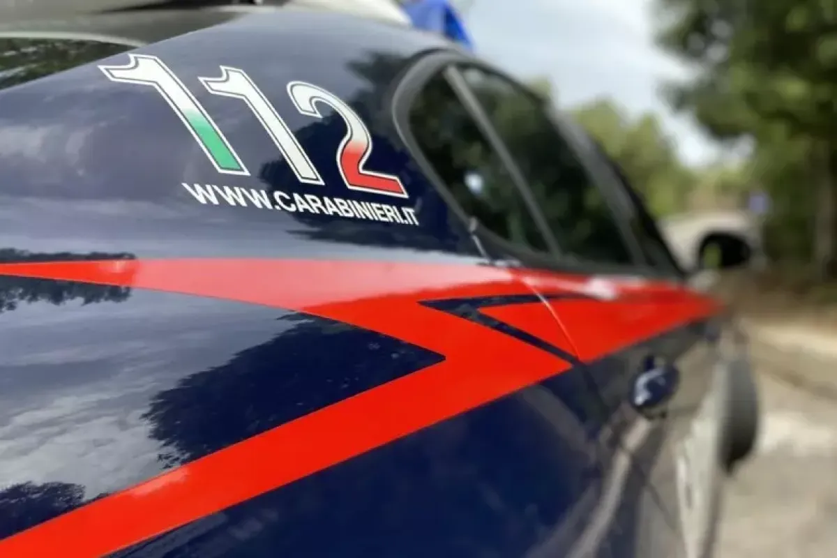 Una donna di 57 anni trovata morta nella propria abitazione con lesioni al volto - 