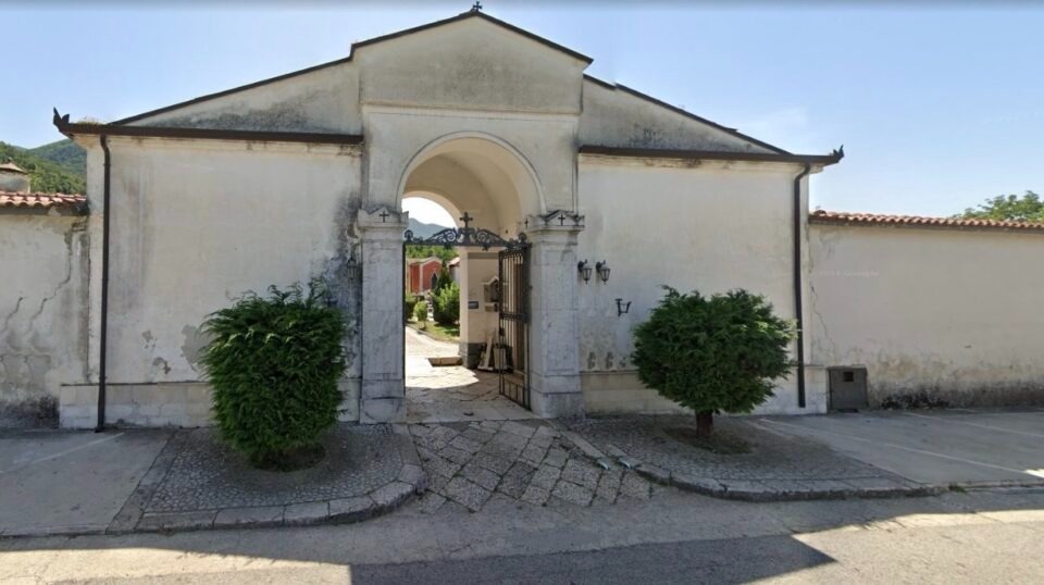 Cimitero di San Martino Valle Caudina in azione ladri di piante e di lumini - 