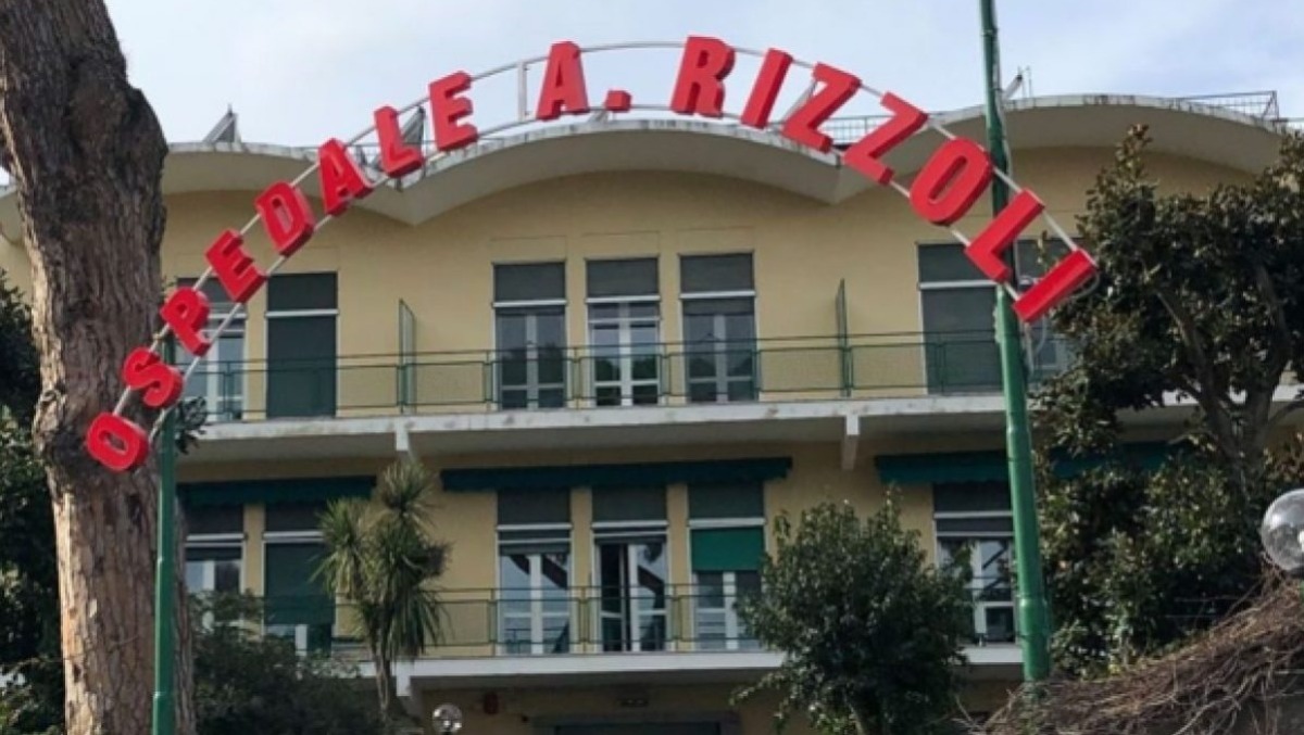 Giovane accoltellato nella notte a Casamicciola: è giallo sulle cause - 