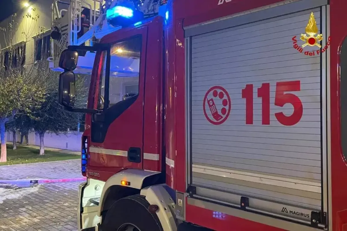 Incendio in notte a Sant'Antonio Abate: ferito il proprietario di casa - 