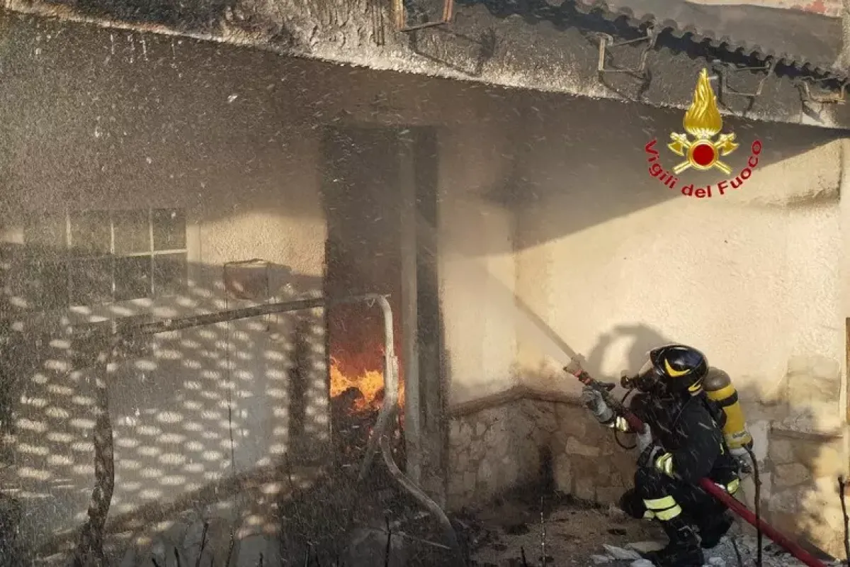 Paura nel residence a Galluccio: fiamme all'alba, nessuna persona coinvolta - 
