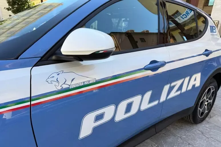 17enne fugge al controllo della Polizia e si schianta con lo scooter contro un palo: è gravissimo - 
