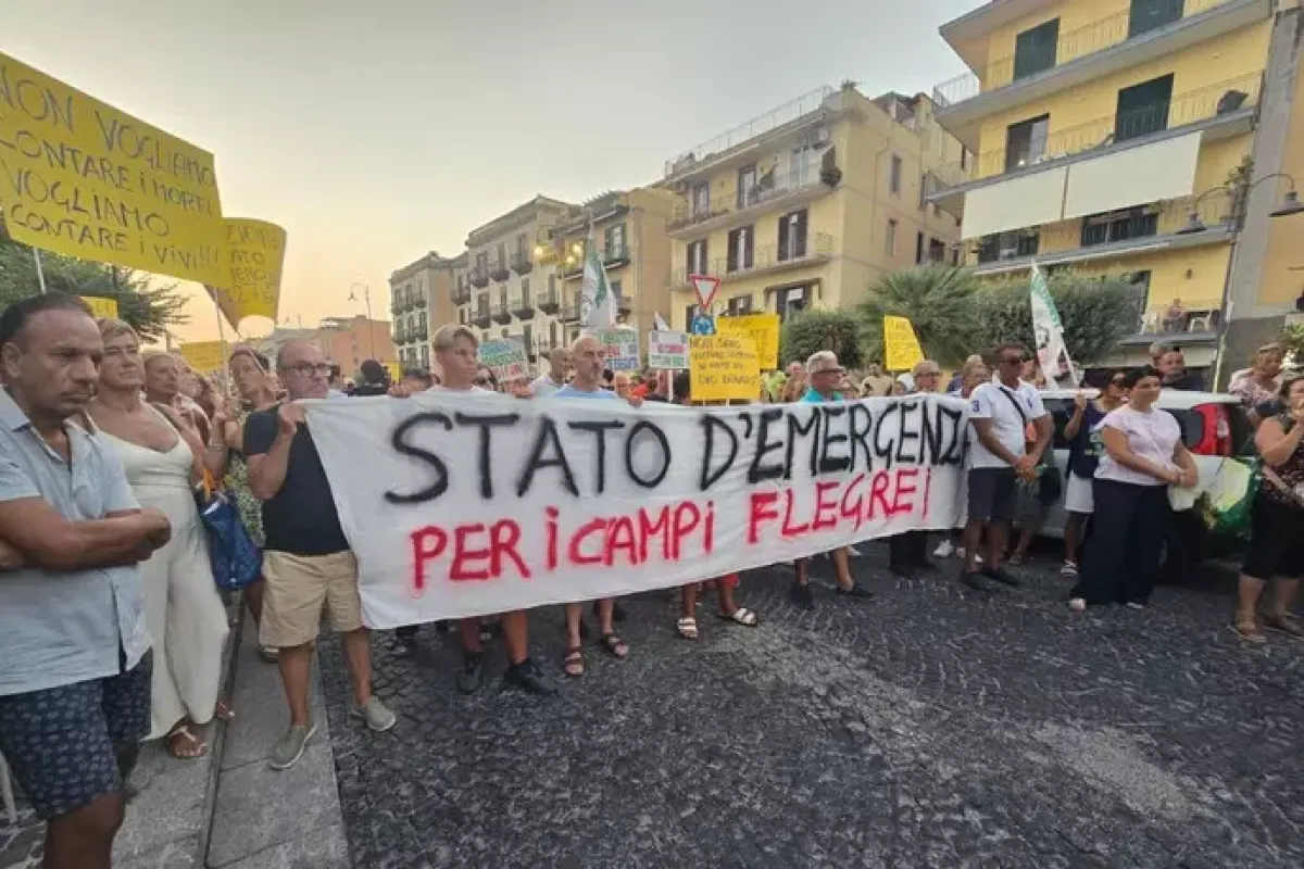 Campi Flegrei, la fiaccolata della speranza: "Servono legge speciale e aiuti subito" - 