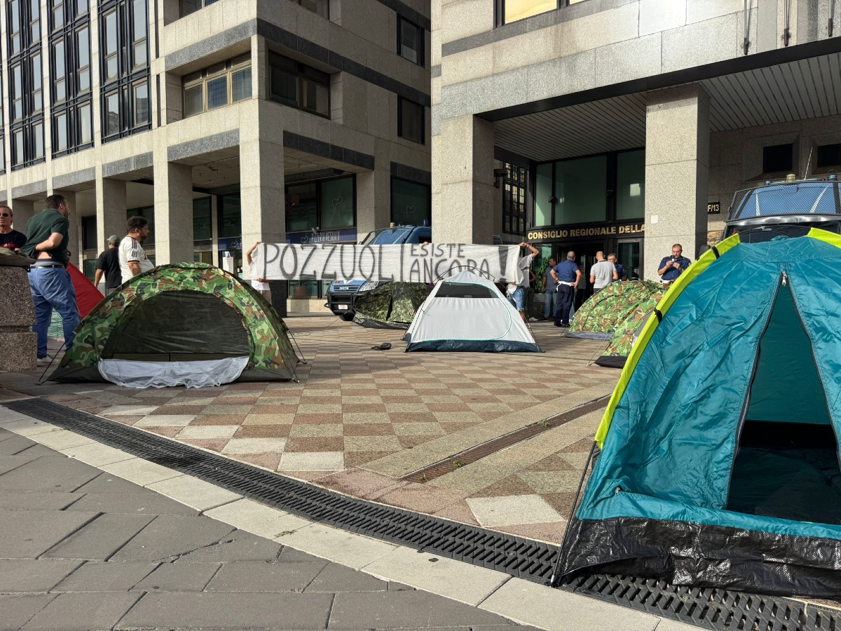 Campi Flegrei, la protesta sotto il Consiglio Regionale: «Basta parole, ora servono fatti» - 