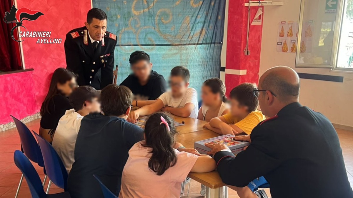 Rocca San Felice, i Carabinieri giocano con i ragazzi contro la violenza - 