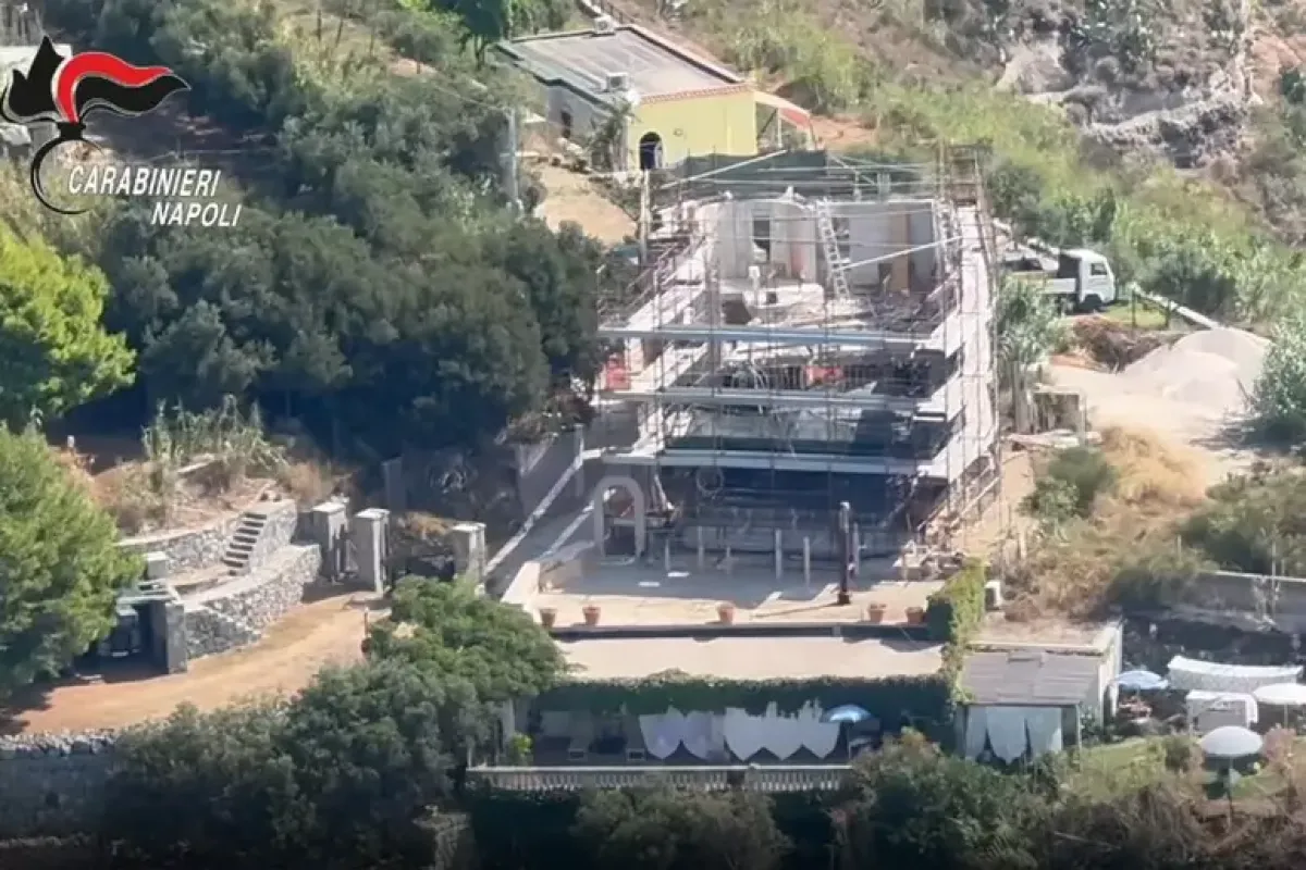 Ischia, edificio abusivo sulla scogliera: scatta il sequestro a Forio - 