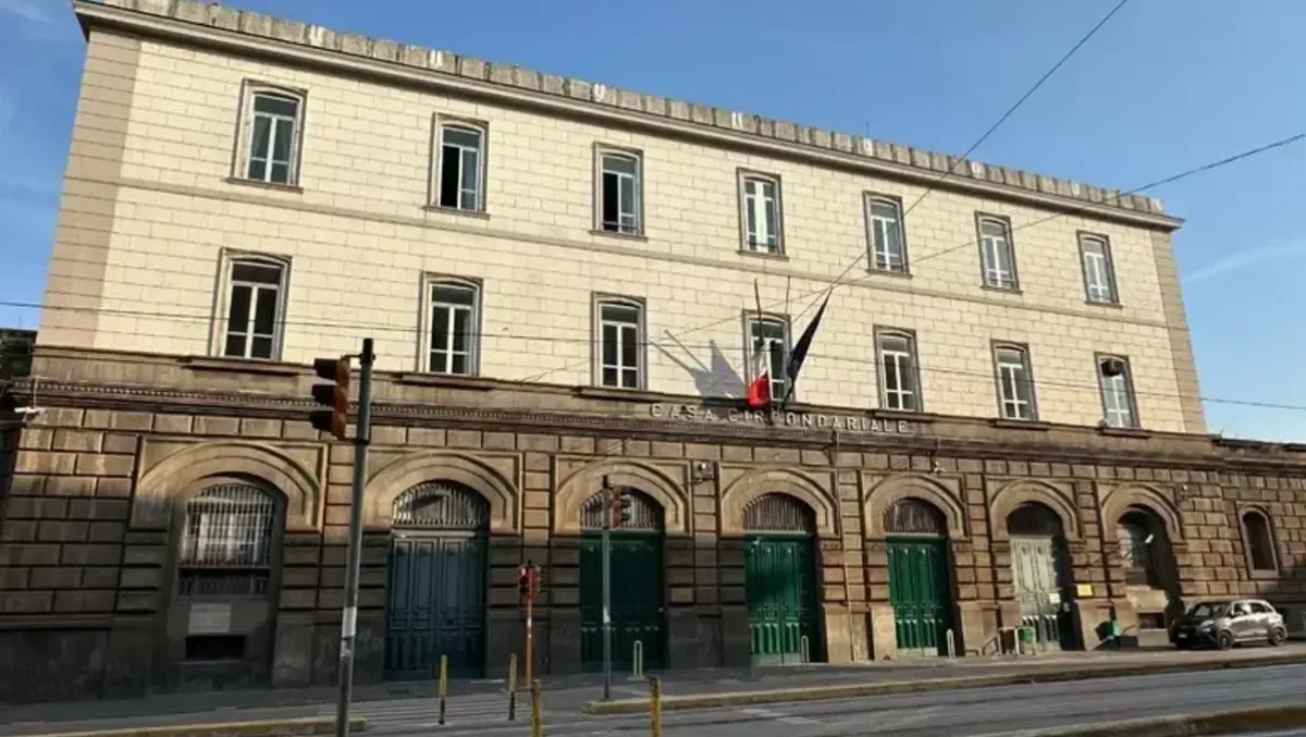 Poggioreale, sequestrati 15 telefoni e oltre mezzo chilo di hashish - 