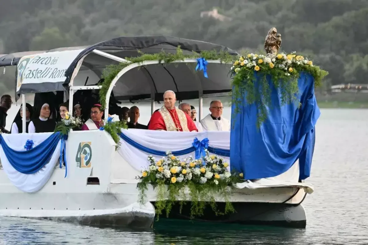 Leone XIV guida per la prima volta una processione mariana sul lago - 