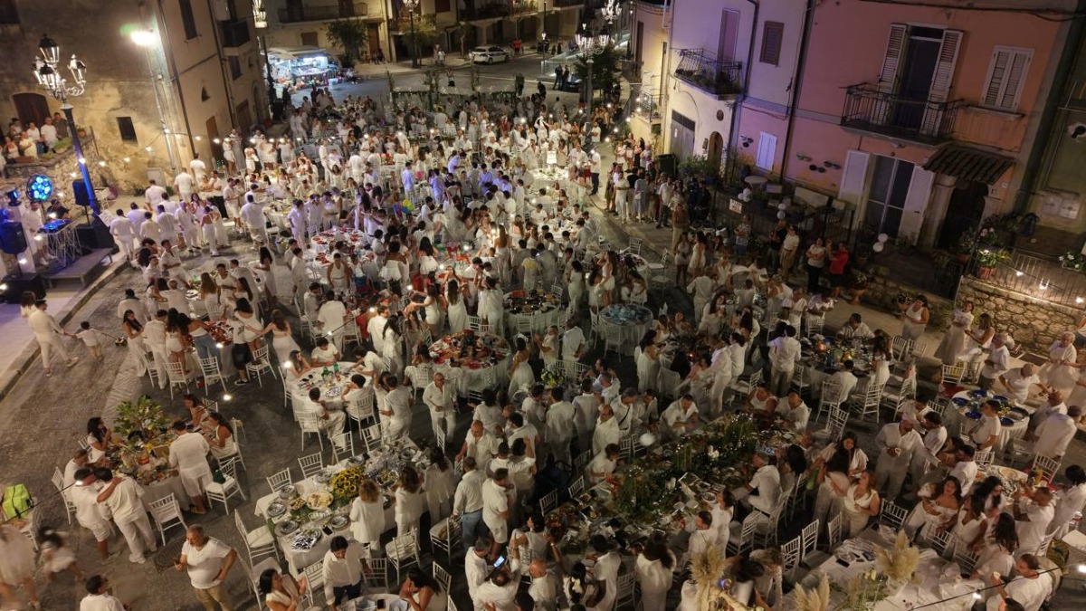 San Martino, la Cena in Bianco conquista il paese: il successo va oltre le polemiche - 