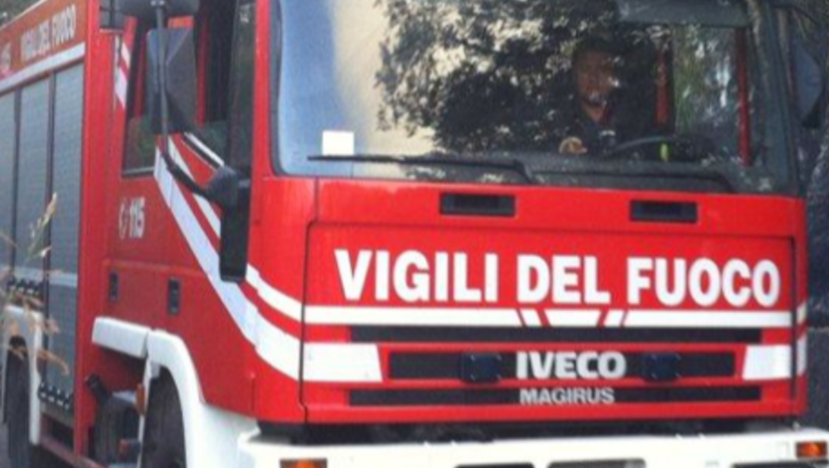 Cervinara, principio d’incendio in una cabina Enel - 