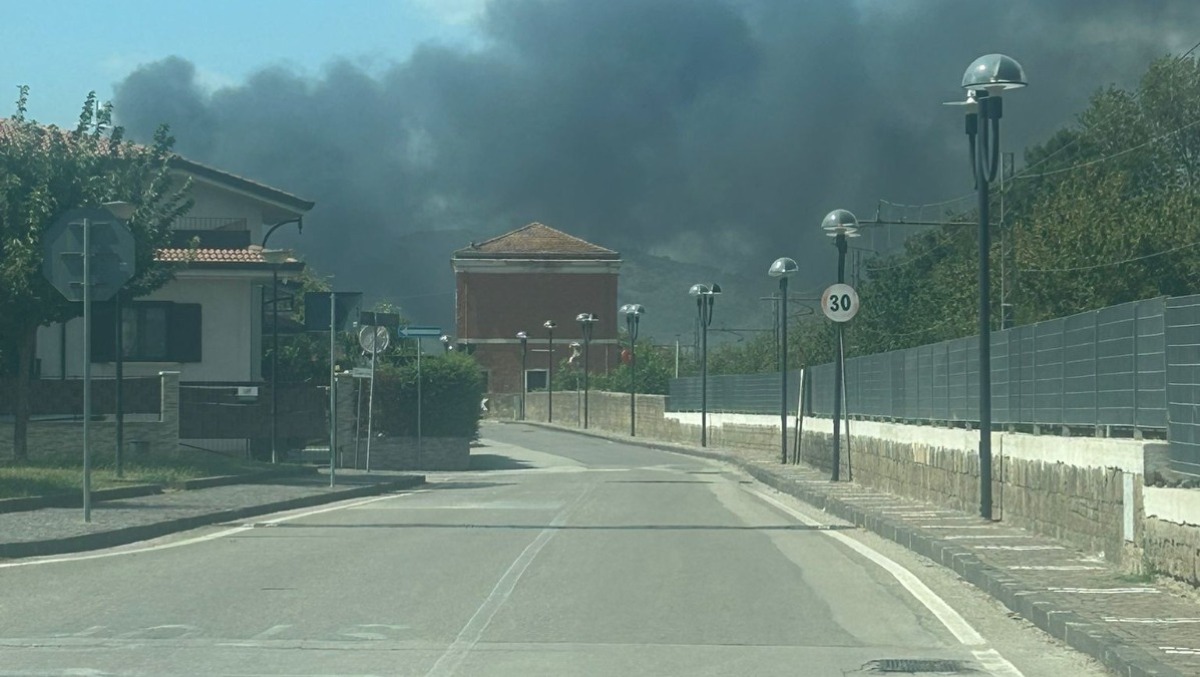 Paolisi-Airola, grosso incendio in corso: Vigili del Fuoco sul posto - 
