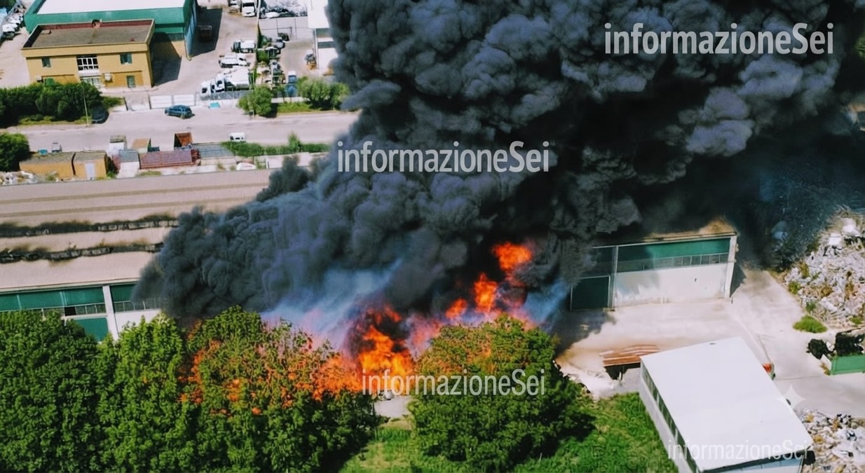 Airola, grosso incendio in un deposito di rifiuti nella zona industriale - 